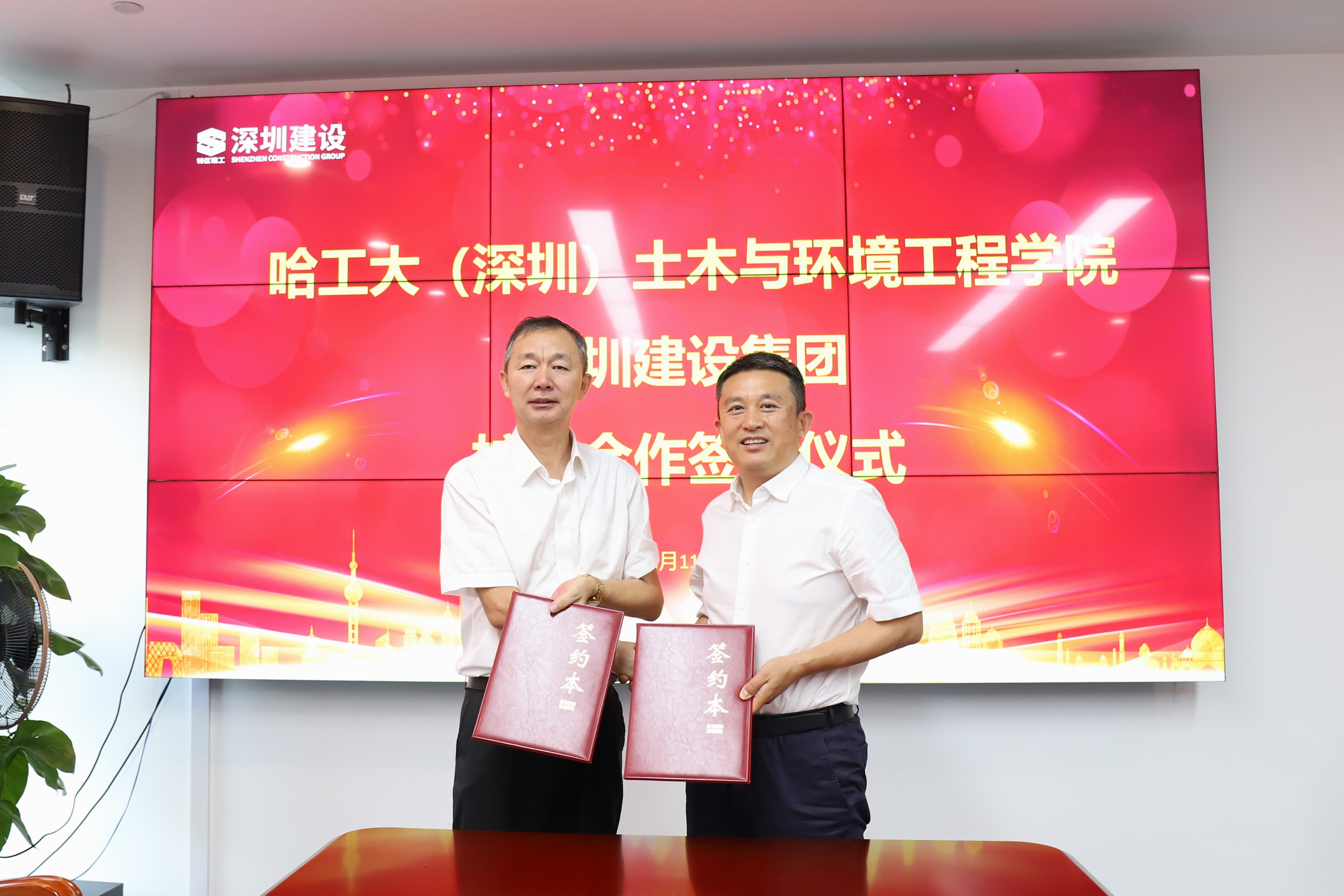 簽約2.JPG 簽約2.JPG